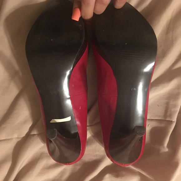 Guess Pumps - Picture 2 of 2